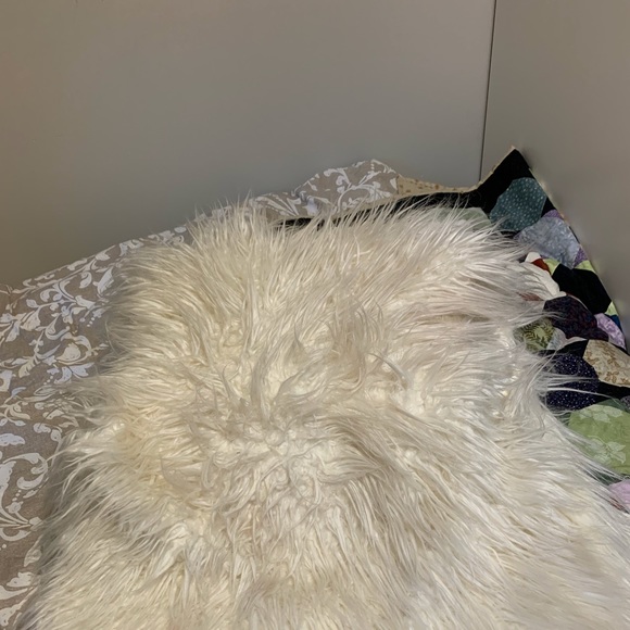 Guess size small vest faux fur. - Picture 2 of 6